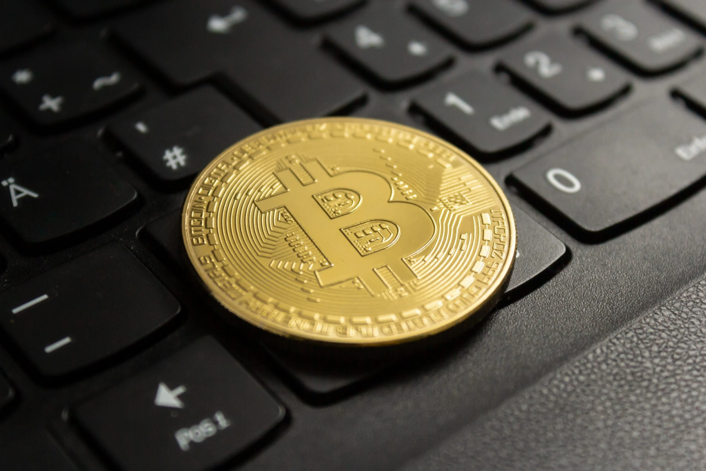 Adoção institucional do Bitcoin cresce em 2025: empresas aumentam exposição em meio à volatilidade dos mercados​